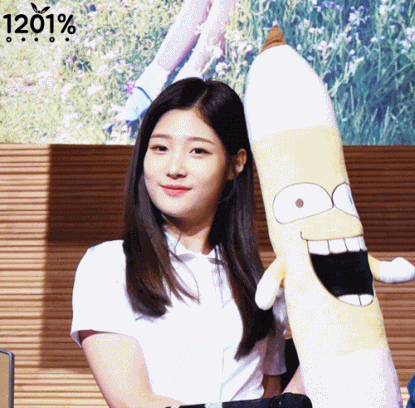 [다이아] 인형가지고 노는 정채연 gif | 인스티즈