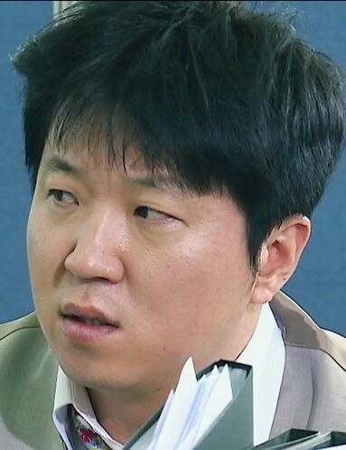 수트 입은 남자의 손목.JPG | 인스티즈