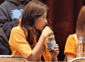 항상 뭔가를 몰래하는 트와이스 사나.gif | 인스티즈