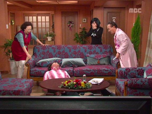 [거침없이하이킥] 순재에게 똥침당한 효자 준하.jpg | 인스티즈