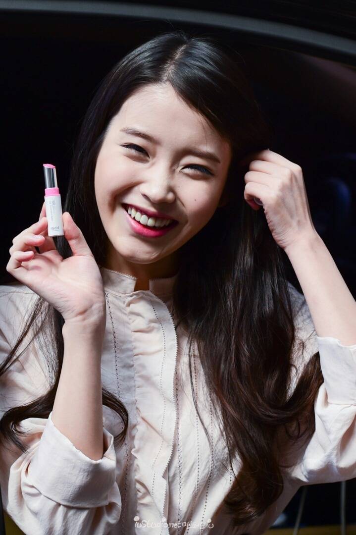 팬들앞에서 립스틱 광고찍는 아이유.jpg | 인스티즈