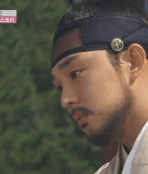 [유아인] 인상깊었던 사도 촬영중 모니터 하는 유아인.gif | 인스티즈