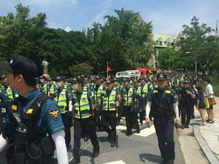 이화여대 미래라이프 반대 시위 경찰 투입 전후의 모습 및 미래라이프 반대자들에 대한 학교측과 교수들의 언급 +미래라이프사업에 대한 추가 설명 | 인스티즈