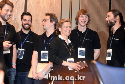 2국째 이세돌 꺾고 환호하는 알파고 개발팀원들.jpg | 인스티즈