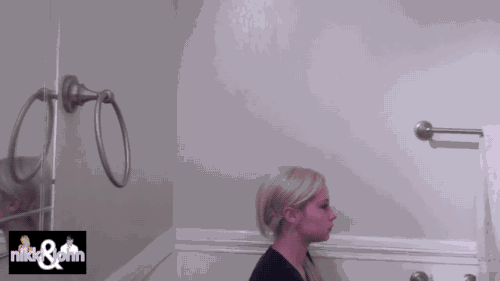 여자친구에게 장난치는 남자친구 ㄷㄷ.Gif | 인스티즈