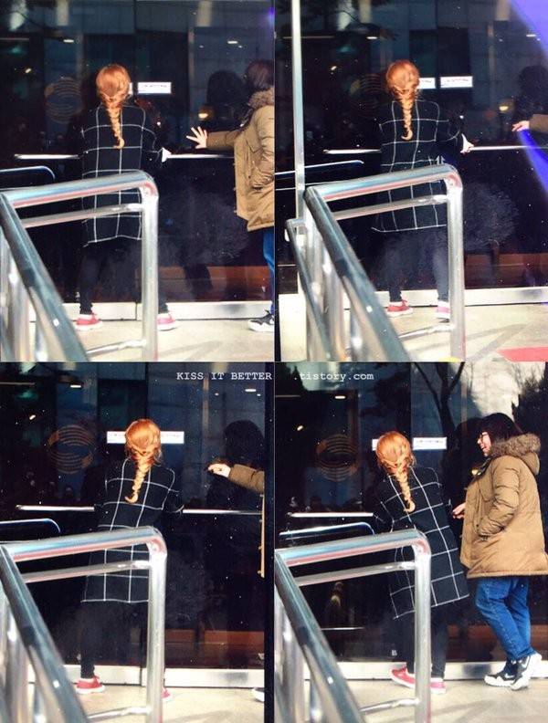 문 안열려서 낑낑대는 아이린.gif | 인스티즈