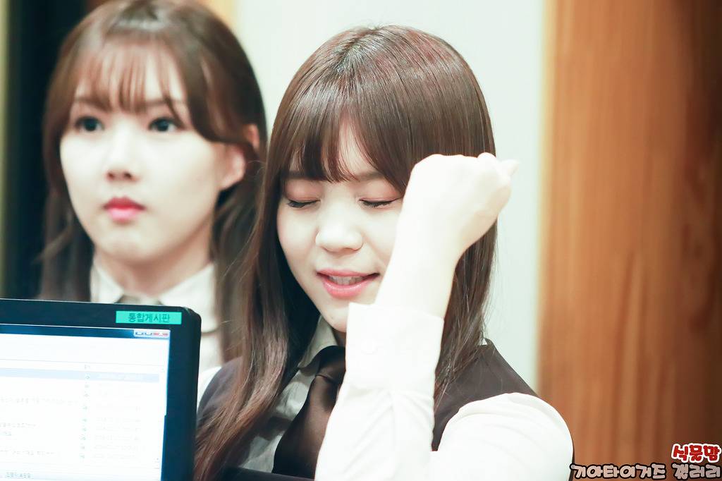 여자친구 귀염둥이막내 엄지.jpg | 인스티즈