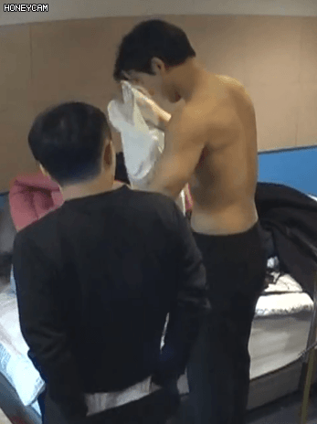 [집사부일체] 카메라 앞에서 옷 처음 갈아입어보는 이상윤.gif | 인스티즈