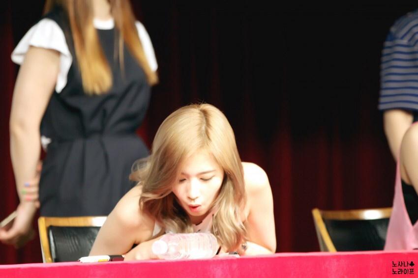 [트와이스] 물병에 쓴 글씨 말리는 사나 .jpg | 인스티즈