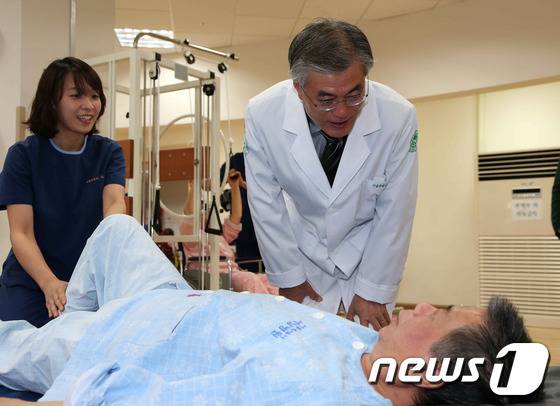 진짜 다 잘 어울리는 문재인;.jpg | 인스티즈