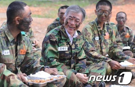 진짜 다 잘 어울리는 문재인;.jpg | 인스티즈