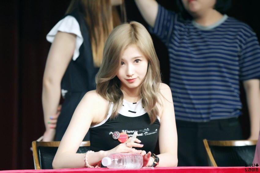 [트와이스] 물병에 쓴 글씨 말리는 사나 .jpg | 인스티즈