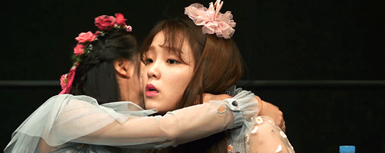 오마이걸 유아의 기습 뽀뽀의 당황한 승희.gif | 인스티즈