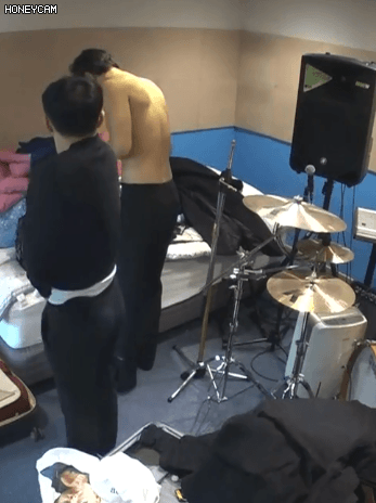 [집사부일체] 카메라 앞에서 옷 처음 갈아입어보는 이상윤.gif | 인스티즈