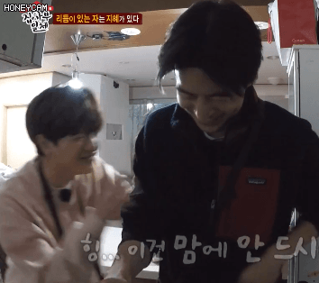 [집사부일체] 카메라 앞에서 옷 처음 갈아입어보는 이상윤.gif | 인스티즈