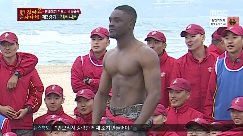 오늘자 줄리엔강 씨름vs 미해병 120키로 흑형 | 인스티즈