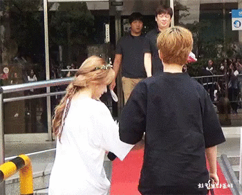 팬들 다정하게 보는 아이린.jpgif | 인스티즈