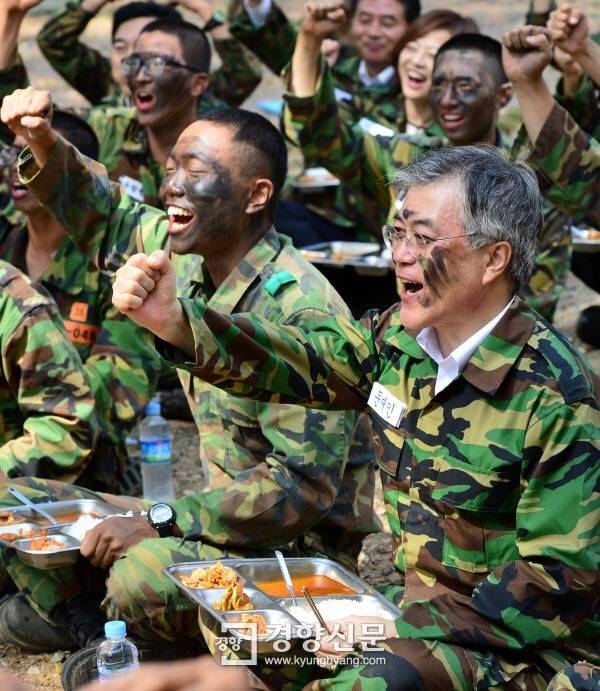 문재인 집총 자세 ㄷㄷ.jpg | 인스티즈