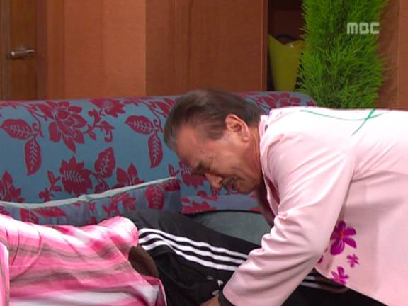 [거침없이하이킥] 순재에게 똥침당한 효자 준하.jpg | 인스티즈