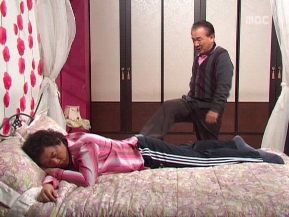 [거침없이하이킥] 순재에게 똥침당한 효자 준하.jpg | 인스티즈