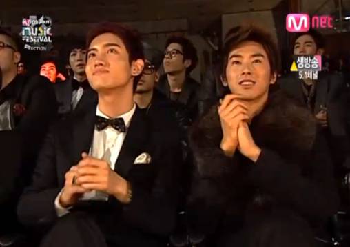 유노윤호 뒤로 지나가는 사람 누구야...? | 인스티즈