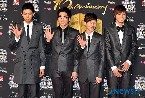 유노윤호 뒤로 지나가는 사람 누구야...? | 인스티즈