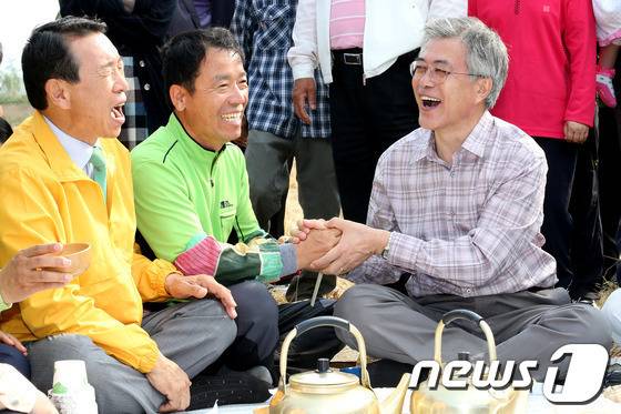 진짜 다 잘 어울리는 문재인;.jpg | 인스티즈