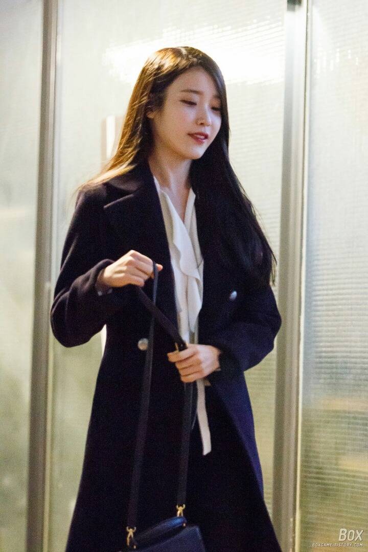 아이유 검정코트 코디.jpg | 인스티즈