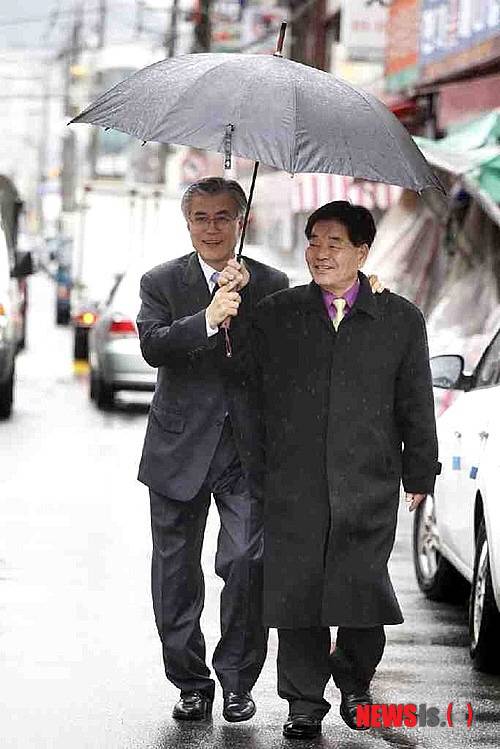 정치인들 우산쓰는 법 | 인스티즈