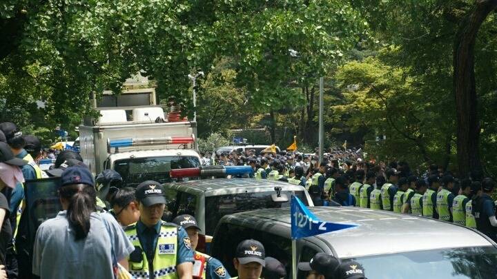 이화여대 미래라이프 반대 시위 경찰 투입 전후의 모습 및 미래라이프 반대자들에 대한 학교측과 교수들의 언급 +미래라이프사업에 대한 추가 설명 | 인스티즈