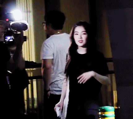 팬들 다정하게 보는 아이린.jpgif | 인스티즈