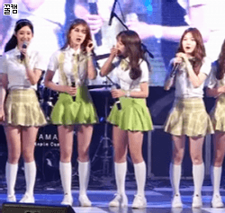 [아이오아이ioi] 김도연 김세정 벌레에 대처하는 자세.gif | 인스티즈