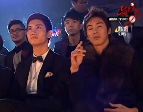 유노윤호 뒤로 지나가는 사람 누구야...? | 인스티즈