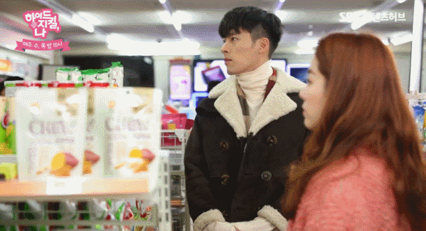 예쁜여자 쳐다보는 평범한 남자(?)와 잘생긴 남자 | 인스티즈