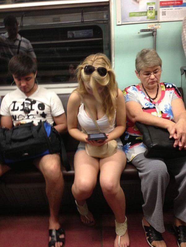 지하철 쩍벌 민폐남 때문에 불편 해보이는 여성.jpg | 인스티즈