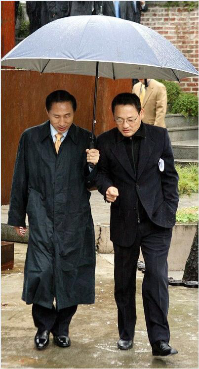 정치인들 우산쓰는 법 | 인스티즈