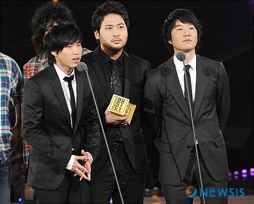 유노윤호 뒤로 지나가는 사람 누구야...? | 인스티즈