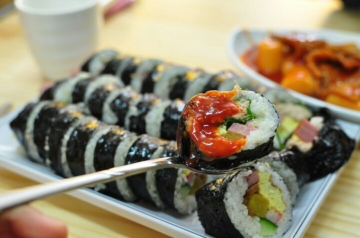 특이하게 초장을 찍어먹는 김밥 | 인스티즈