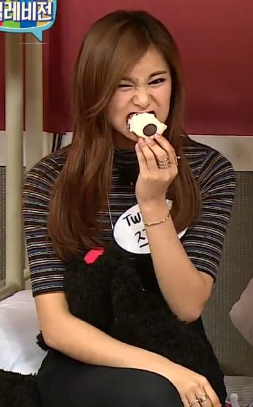 엄청 특이하게 먹는 트와이스 쯔위.gif | 인스티즈