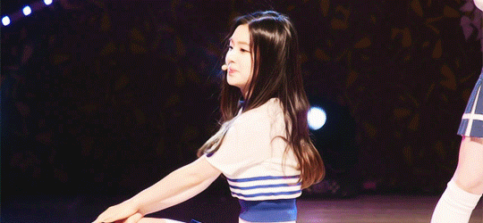 팬들 다정하게 보는 아이린.jpgif | 인스티즈