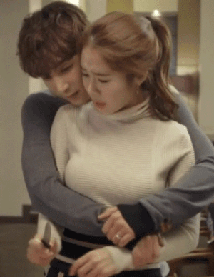 백허그 당하는 유인나 | 인스티즈