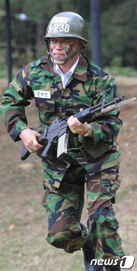 문재인 집총 자세 ㄷㄷ.jpg | 인스티즈