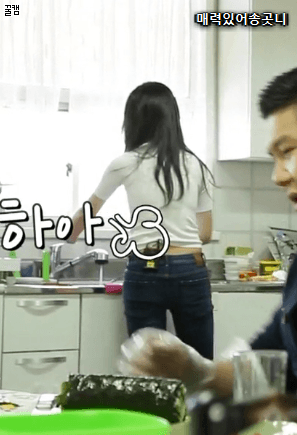 청바지에 흰티 입은 차오루 | 인스티즈