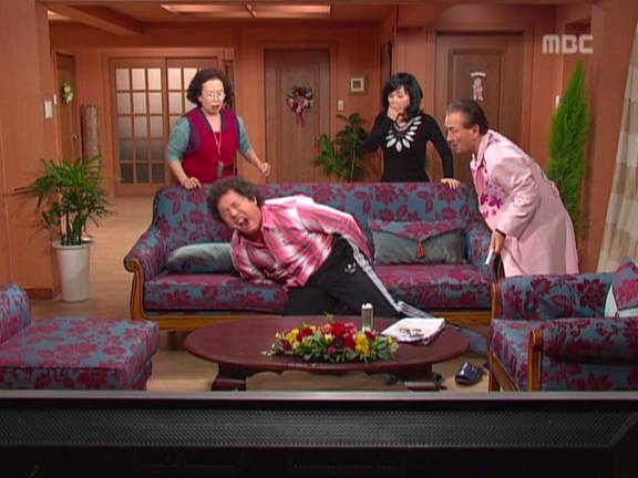 [거침없이하이킥] 순재에게 똥침당한 효자 준하.jpg | 인스티즈