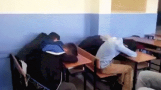 교실에서 자면 안되는 이유.gif | 인스티즈