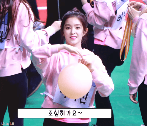 팬들 다정하게 보는 아이린.jpgif | 인스티즈