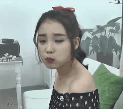 오물조물 먹는 아이유.gif | 인스티즈