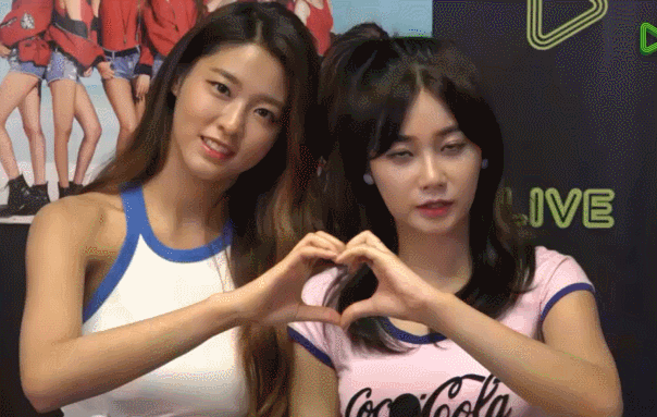 유나와 하트하는 설현 | 인스티즈