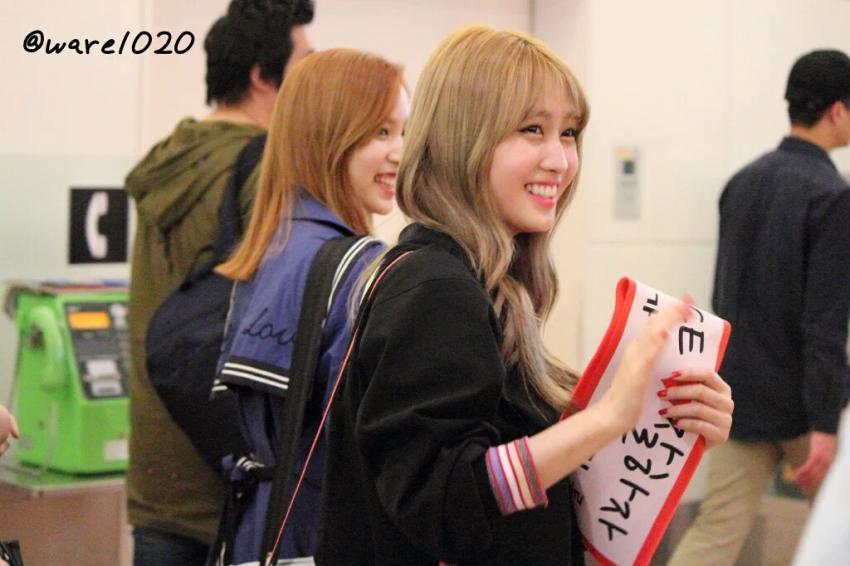 데뷔후 첨으로 일본에 공연하러 간 트와이스 모모링 하네다 공항 입국사진 | 인스티즈