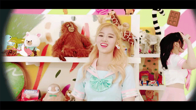 트와이스 신곡 뮤비 진짜 이쁜 세일러문(?) 컨셉의 사나.gif | 인스티즈